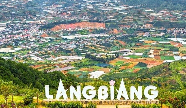 Núi Langbiang vào buổi sáng